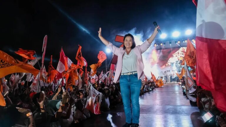 Keiko Fujimori se perfila como presidenta de Perú tras una de las elecciones más cerradas del país