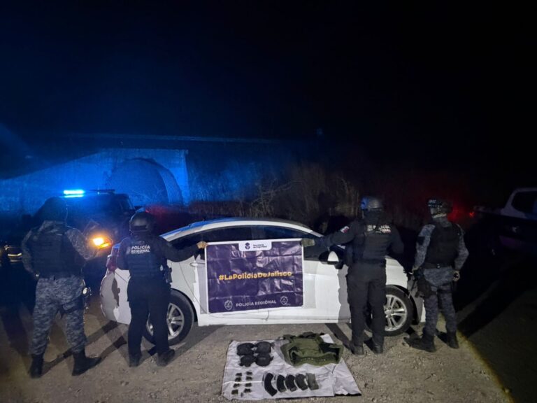 Localizan arsenal y equipo táctico en vehículo abandonado en Teocaltiche