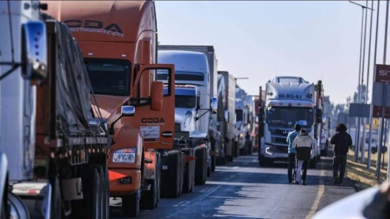 Carretera a Chapala registra fuerte congestionamiento por protesta de transportistas