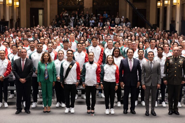 Sheinbaum abandera a la delegación mexicana rumbo a Santo Domingo 2026 y llama a competir con orgullo nacional