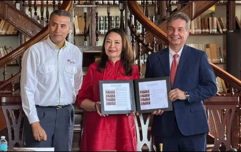 Emiten en Guadalajara estampilla por el 50 aniversario del Tianguis Turístico de México
