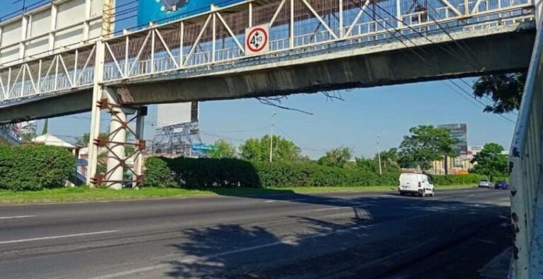 Repararán puente peatonal Capulín en Jalisco tras daños por impacto de camión
