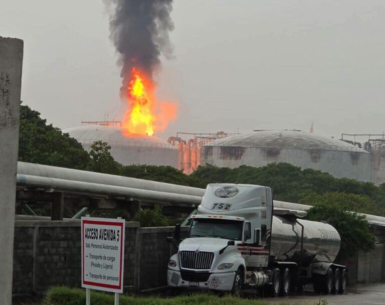 Rayo provoca incendio en terminal de Pemex en Coatzacoalcos