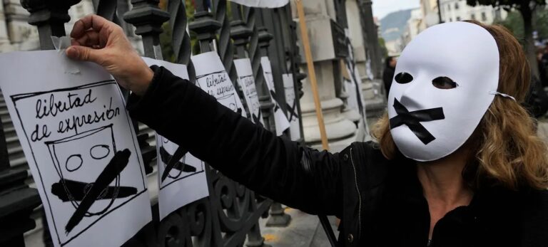 CRT endurece reglas para medios y abre debate sobre libertad de expresión