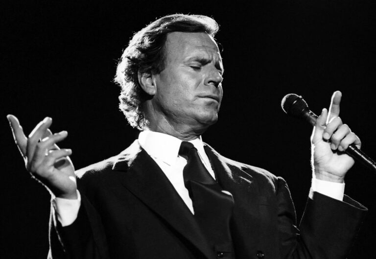 Julio Iglesias enfrenta nueva querella por presuntos abusos laborales y sexuales