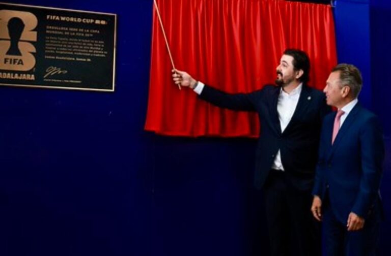 Estadio AKRON recibe placa conmemorativa por su participación en el Mundial 2026
