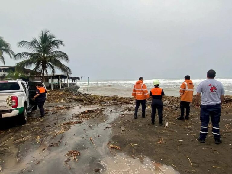 Huracán “Simón” mantiene lluvias y oleaje peligroso en las costas de Jalisco