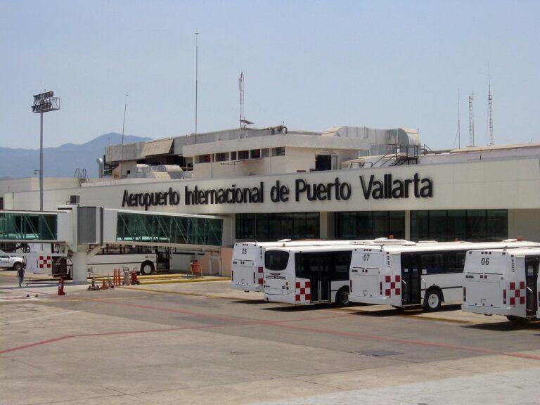 Cancelan vuelos en Puerto Vallarta y Manzanillo por riesgo meteorológico de “Simón”